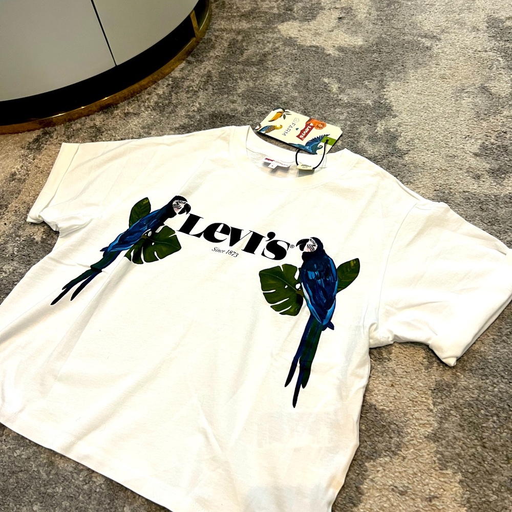 NWT Farm Rio for Levi’s white cropped t-shirt with parrots